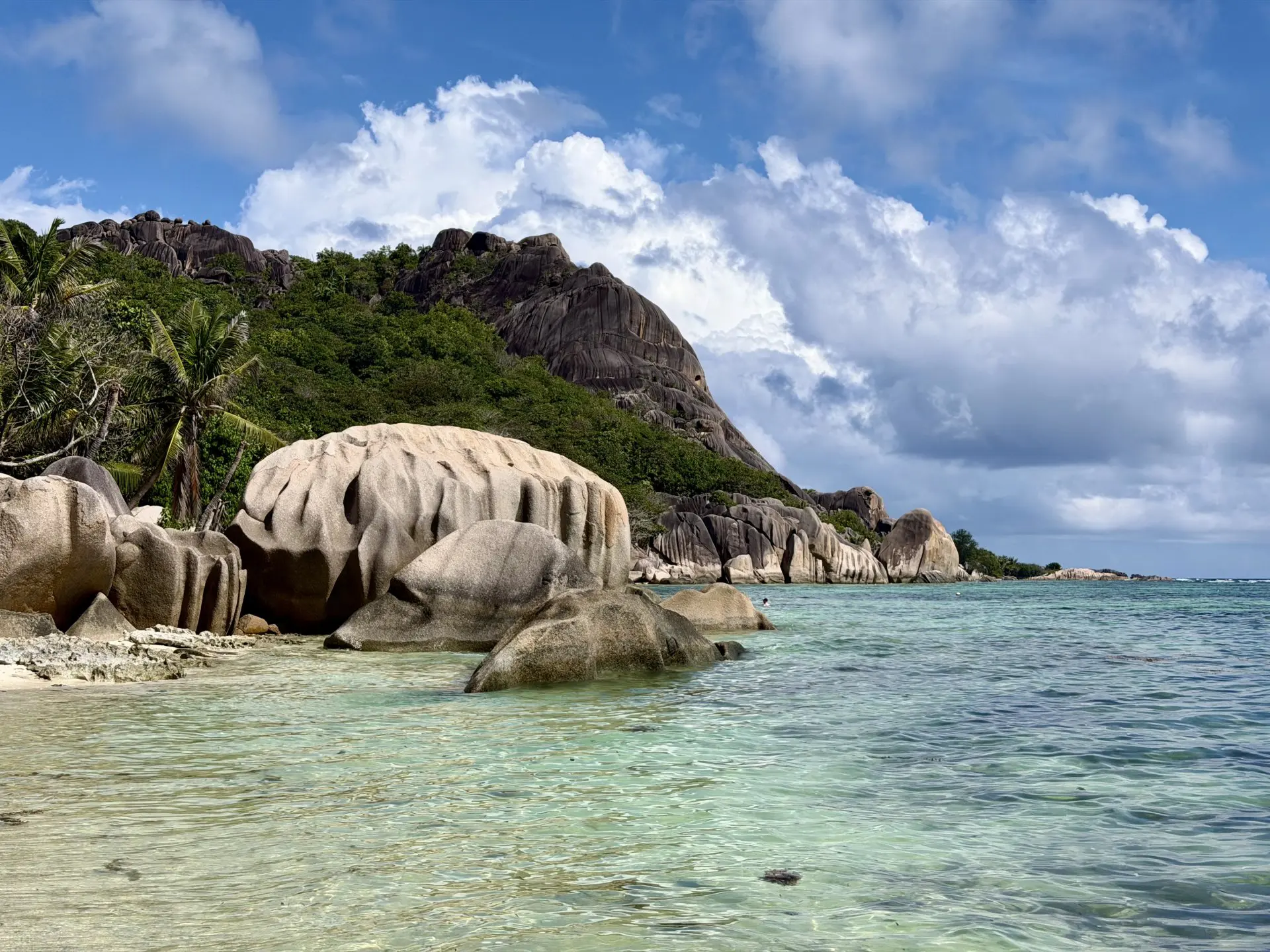 Sejšeli čuvena plaža Anse Source d'Argent sa granitnim stenama i tirkiznim morem na ostrvu La Digue