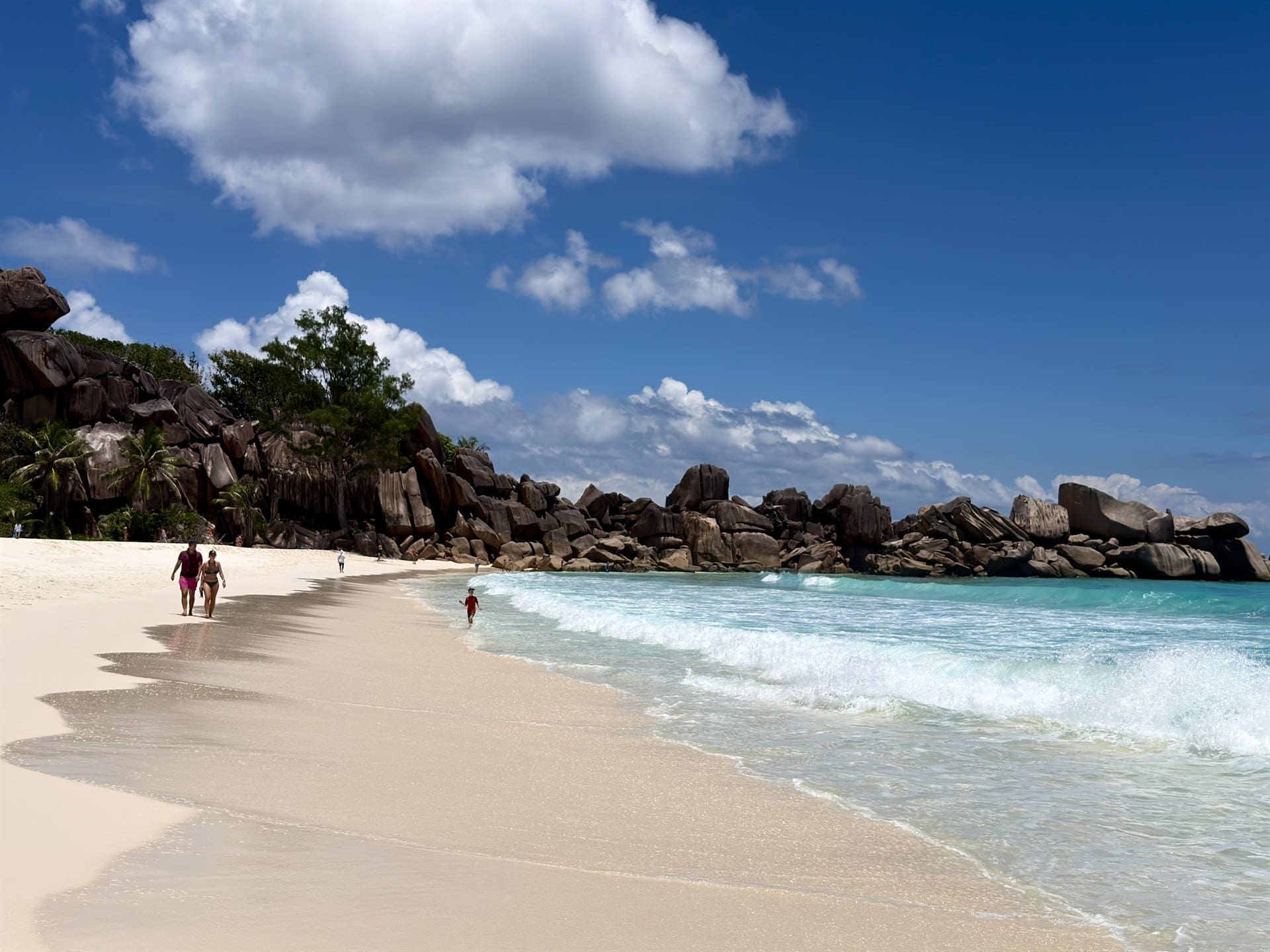 Sejšeli divlja plaža Grand Anse sa tirkiznim talasima i belim peskom na ostrvu La Digue
